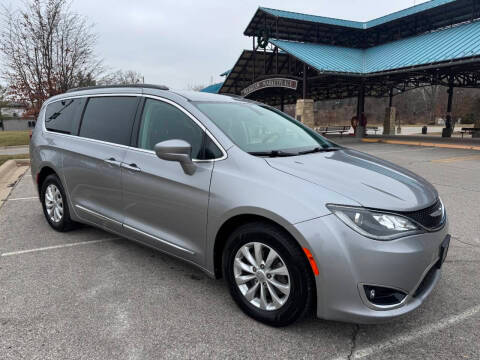2017 Chrysler Pacifica Minivan Touring-L FWD photo