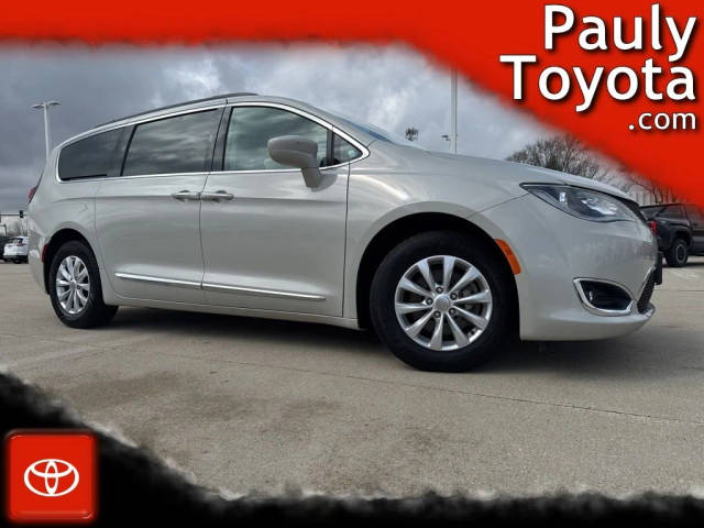 2017 Chrysler Pacifica Minivan Touring-L FWD photo