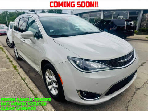 2017 Chrysler Pacifica Minivan Touring-L Plus FWD photo