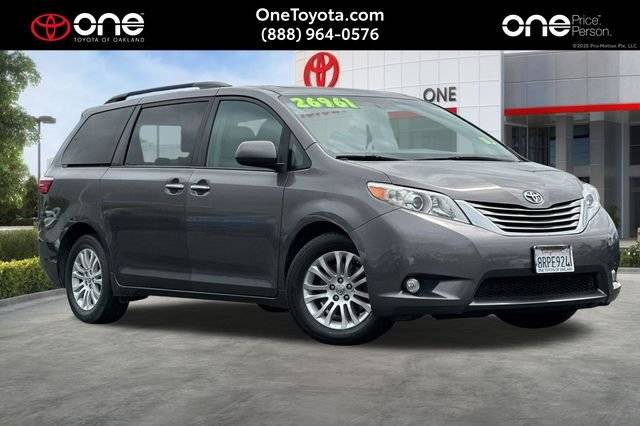 2017 Toyota Sienna XLE FWD photo