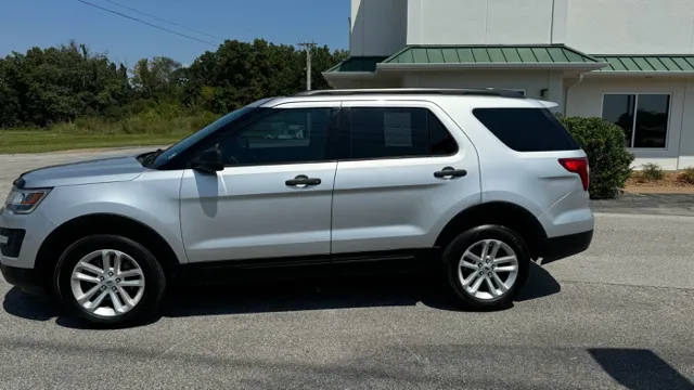 2017 Ford Explorer Base 4WD photo