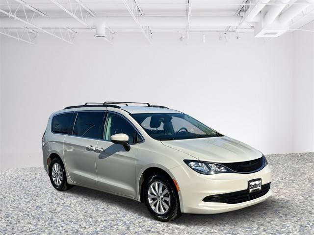 2017 Chrysler Pacifica Minivan Touring FWD photo