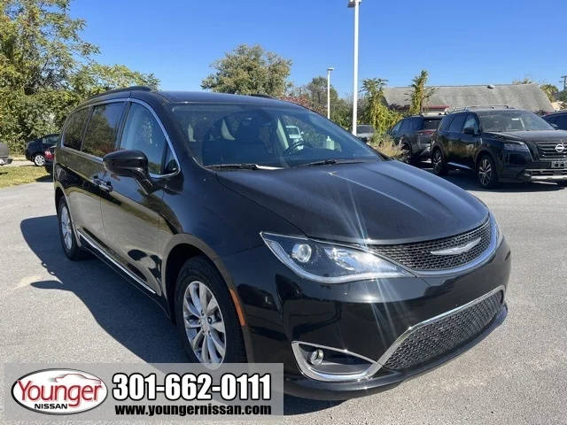 2017 Chrysler Pacifica Minivan Touring-L FWD photo