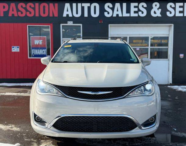 2017 Chrysler Pacifica Minivan Touring-L Plus FWD photo