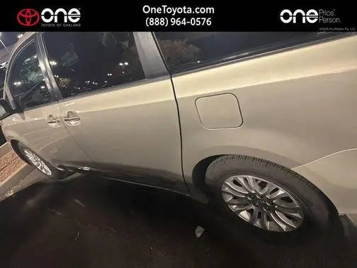 2017 Toyota Sienna XLE FWD photo