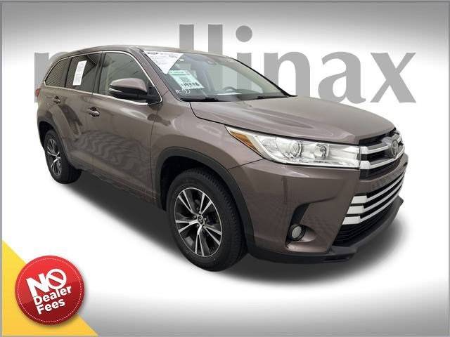 2017 Toyota Highlander LE Plus FWD photo