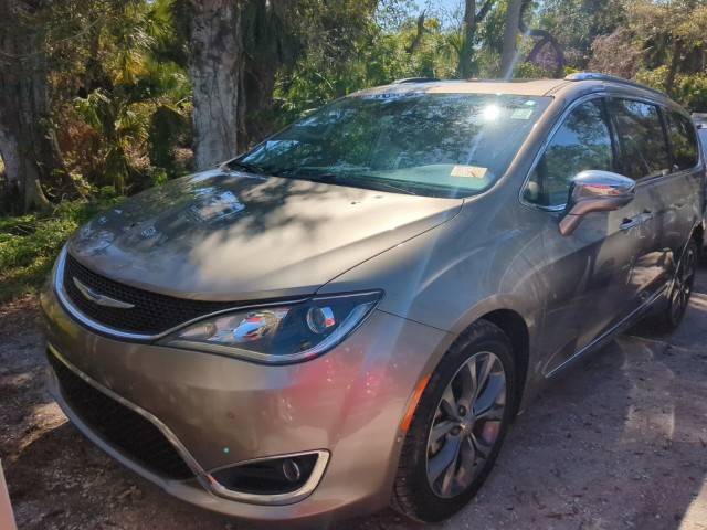 2017 Chrysler Pacifica Minivan Limited FWD photo