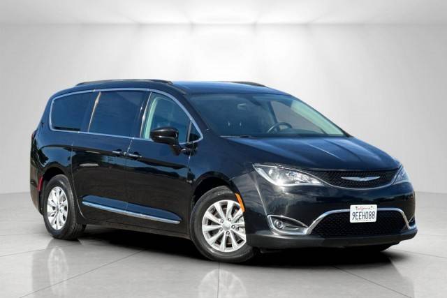 2017 Chrysler Pacifica Minivan Touring-L FWD photo