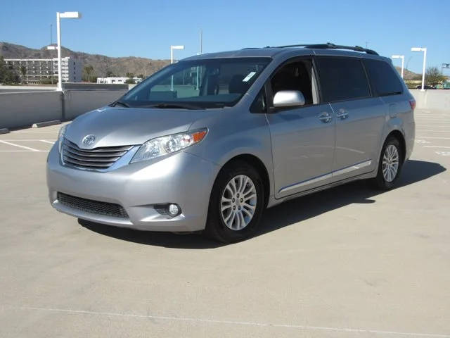 2017 Toyota Sienna XLE FWD photo