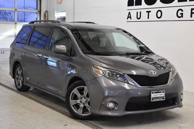 2017 Toyota Sienna SE FWD photo