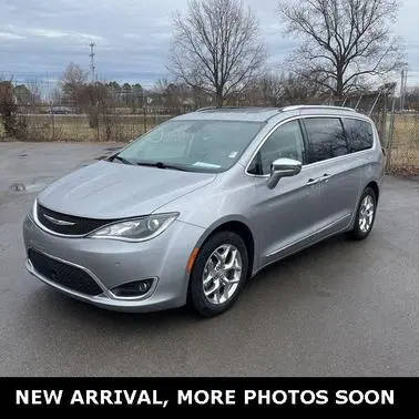 2017 Chrysler Pacifica Minivan Limited FWD photo