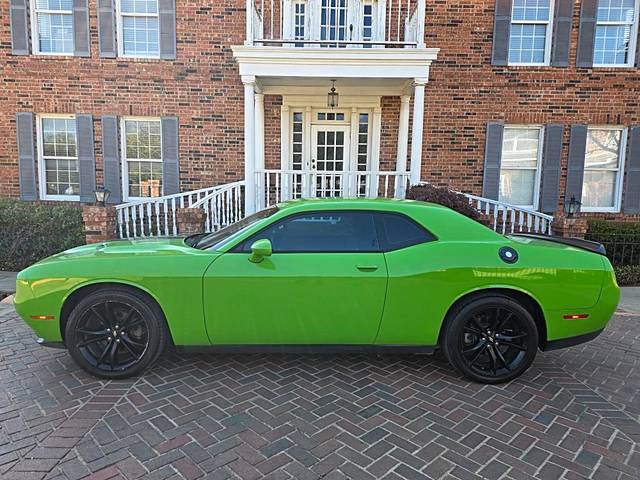 2017 Dodge Challenger SXT RWD photo
