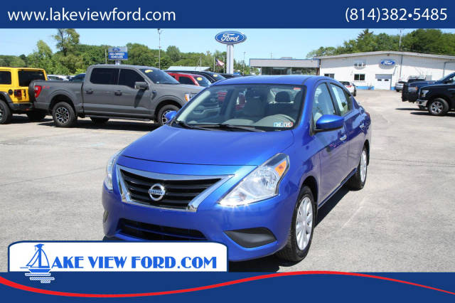 2015 Nissan Versa SV FWD photo