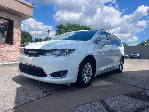 2017 Chrysler Pacifica Minivan Touring-L FWD photo