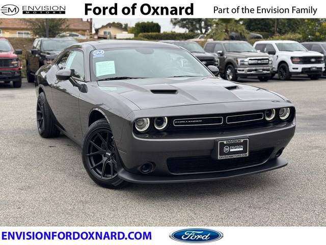 2017 Dodge Challenger SXT RWD photo