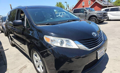 2017 Toyota Sienna LE FWD photo