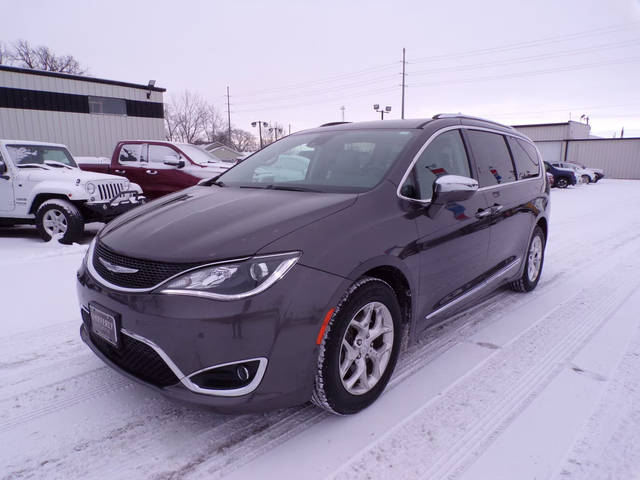 2017 Chrysler Pacifica Minivan Limited FWD photo