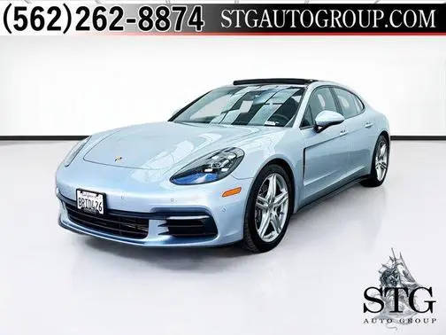 2017 Porsche Panamera  RWD photo