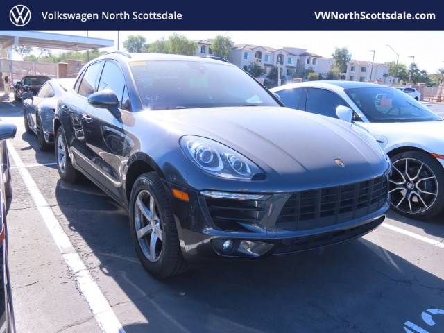 2017 Porsche Macan  AWD photo