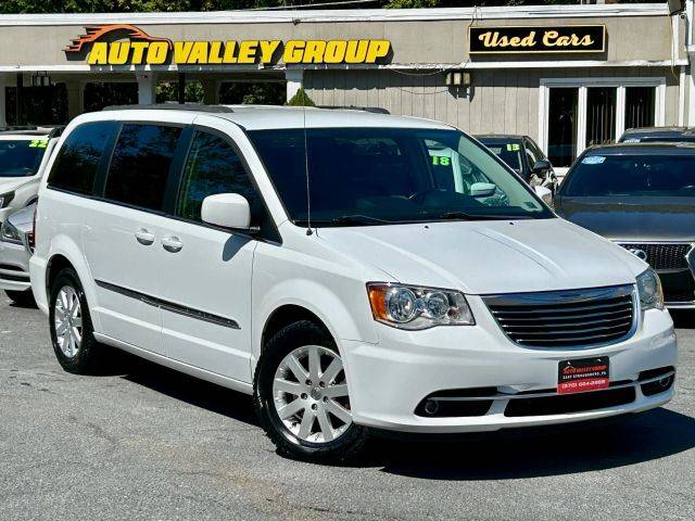 2016 Chrysler Town and Country Touring FWD photo