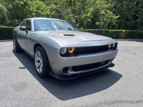 2017 Dodge Challenger SXT RWD photo