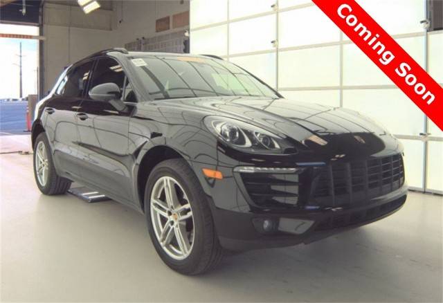 2017 Porsche Macan  AWD photo