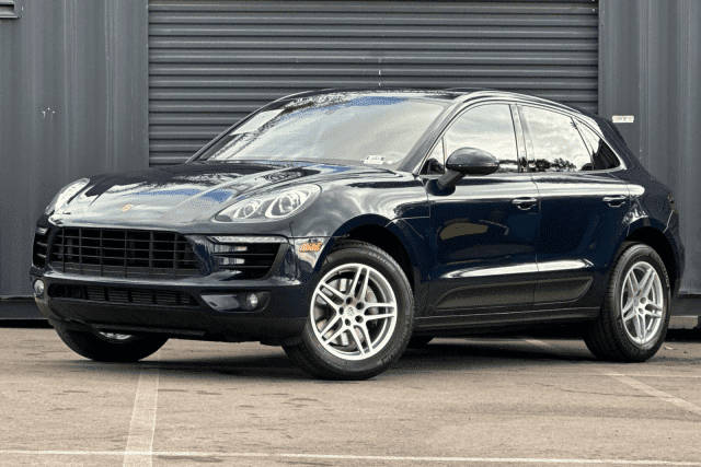 2017 Porsche Macan  AWD photo