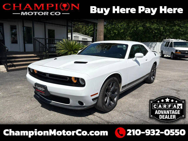 2017 Dodge Challenger SXT RWD photo