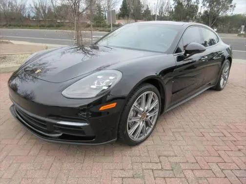 2017 Porsche Panamera  RWD photo