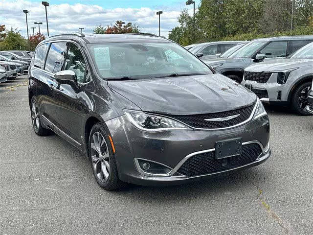 2017 Chrysler Pacifica Minivan Limited FWD photo