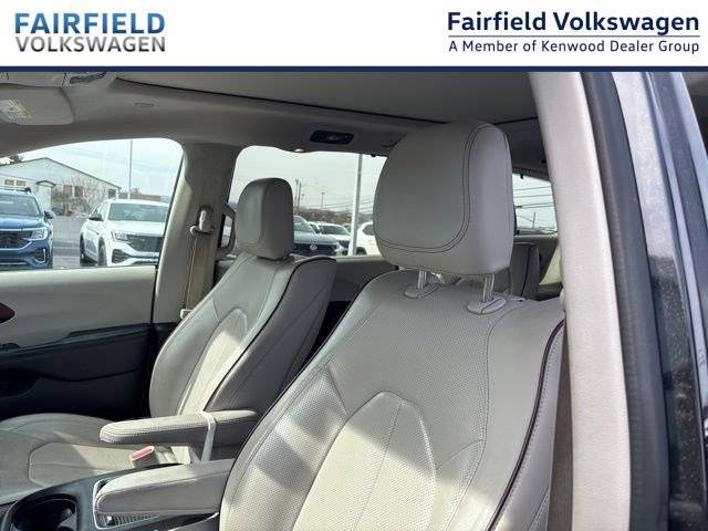 2017 Chrysler Pacifica Minivan Limited FWD photo