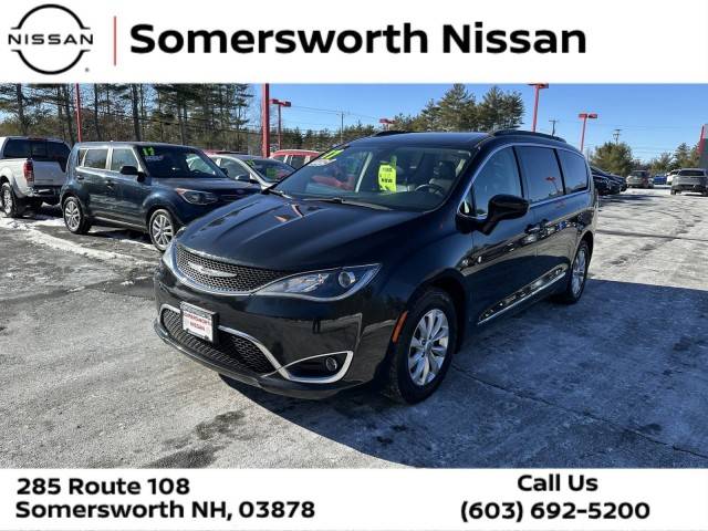 2017 Chrysler Pacifica Minivan Touring-L FWD photo