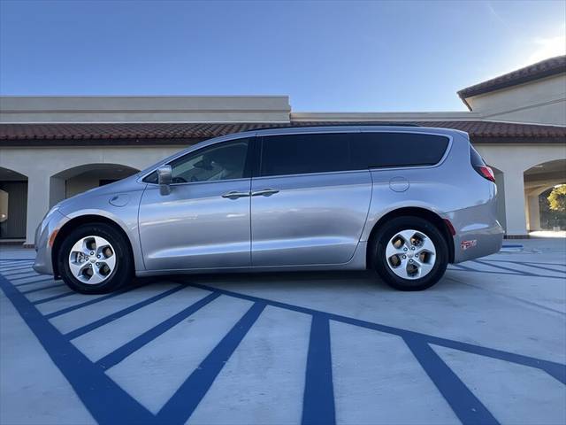2017 Chrysler Pacifica Minivan Hybrid Premium FWD photo