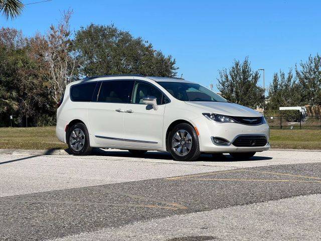 2017 Chrysler Pacifica Minivan Hybrid Platinum FWD photo