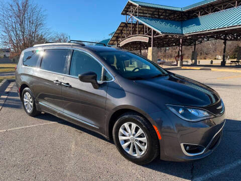 2017 Chrysler Pacifica Minivan Touring-L FWD photo