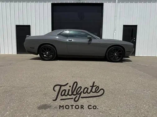2017 Dodge Challenger SXT RWD photo
