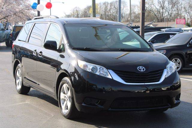 2015 Toyota Sienna LE FWD photo