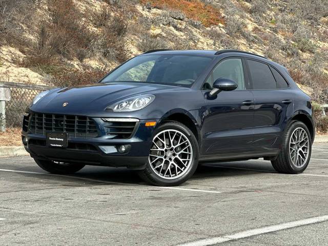 2017 Porsche Macan  AWD photo