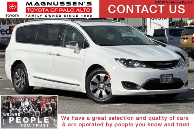 2017 Chrysler Pacifica Minivan Hybrid Platinum FWD photo