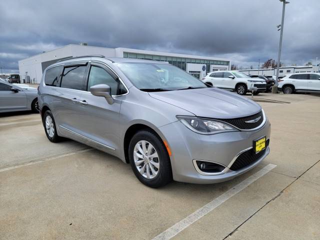 2017 Chrysler Pacifica Minivan Touring-L FWD photo