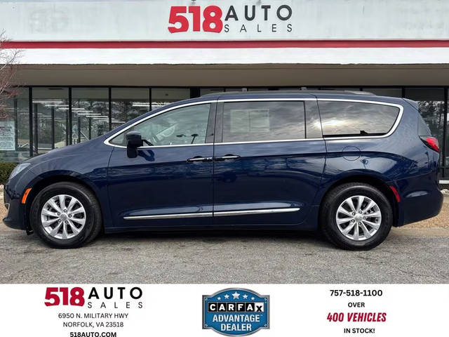 2017 Chrysler Pacifica Minivan Touring-L FWD photo