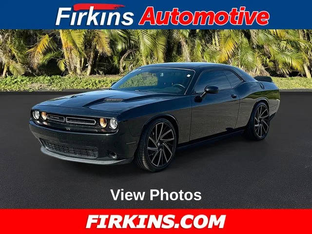 2017 Dodge Challenger SXT RWD photo