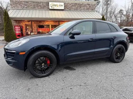 2017 Porsche Macan  AWD photo