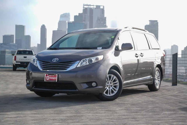 2017 Toyota Sienna XLE FWD photo