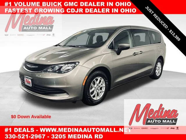 2017 Chrysler Pacifica Minivan Touring FWD photo