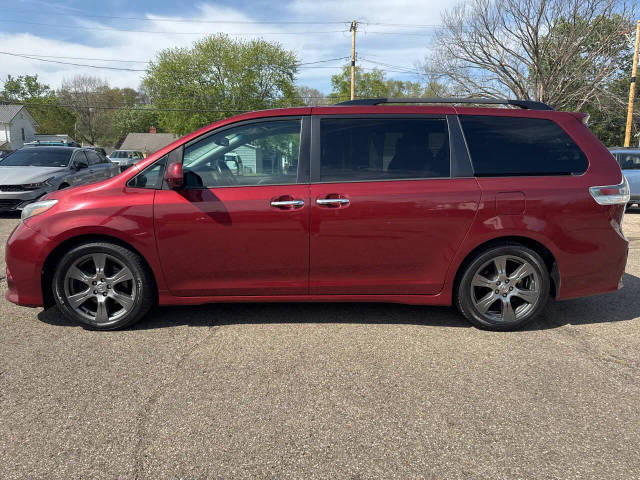 2017 Toyota Sienna SE FWD photo