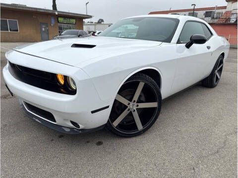 2017 Dodge Challenger SXT Plus RWD photo