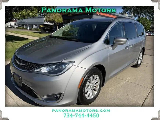 2017 Chrysler Pacifica Minivan Touring-L FWD photo