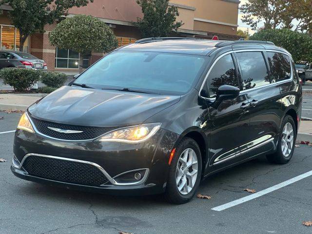 2017 Chrysler Pacifica Minivan Touring-L FWD photo