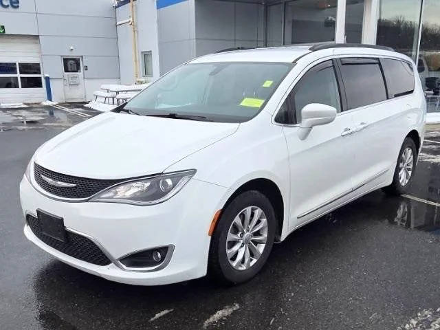 2017 Chrysler Pacifica Minivan Touring-L FWD photo